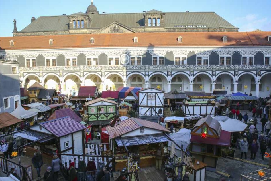 Der Mittelaltermarkt am Stallhof hat sogar bis Anfang Januar geöffnet.