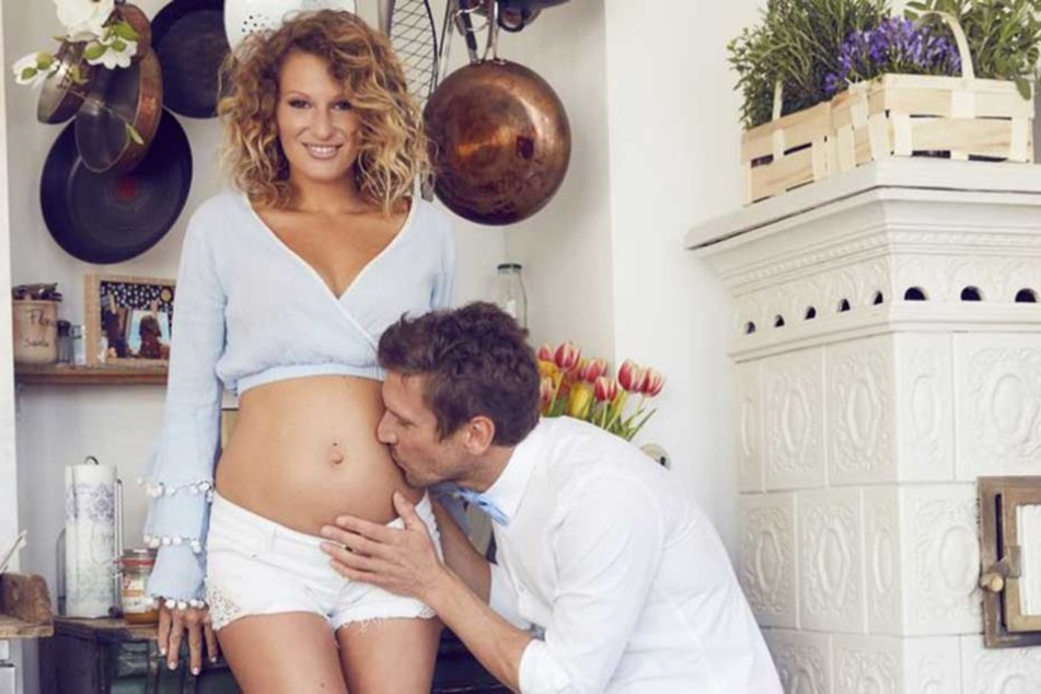Hier küsst Peer Kusmagk noch den Babybauch seiner Janni. Inzwischen ist das Söhnchen da.