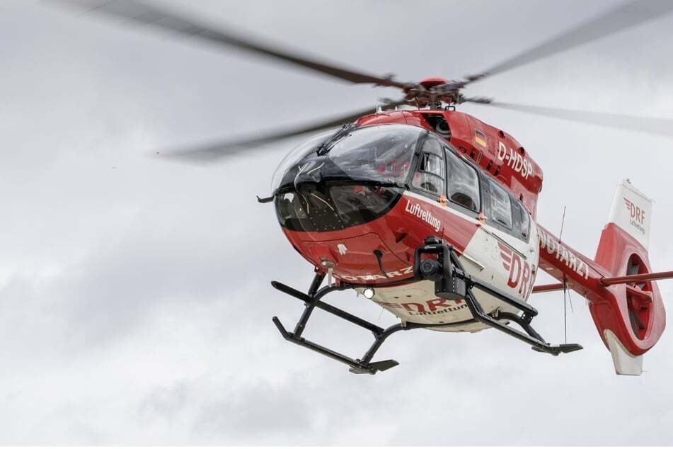 Insgesamt wurden zwei schwer verletzte junge Menschen mit Rettungshubschraubern in Kliniken geflogen. (Symbolfoto)