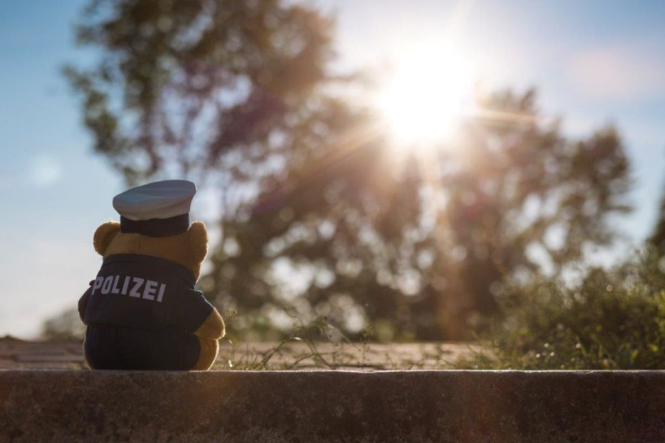 Dieser kleine Polizei-Teddy wird Kindern nach schlimmen Ereignissen übergeben.