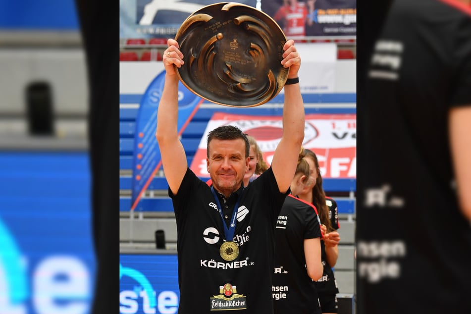 Spätestens am 29. April steht fest, ob Alex Waibl &amp; Co. die Meisterschale erneut in die Höhe strecken dürfen. Den bisher letzten Titel in Dresden gab es 2021.