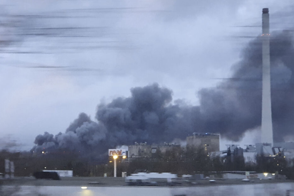 Eine große Rauchwolke ist zu sehen, nachdem in einem Baumarkt ein Feuer ausgebrochen ist.