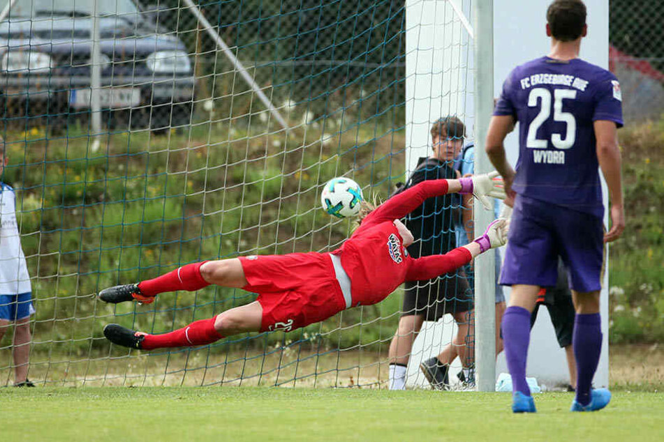 Dieser Freistoß-Ball passte genau. FCE-Keeper Robert Jendrusch kassierte das 0:1 durch Peter Michori.