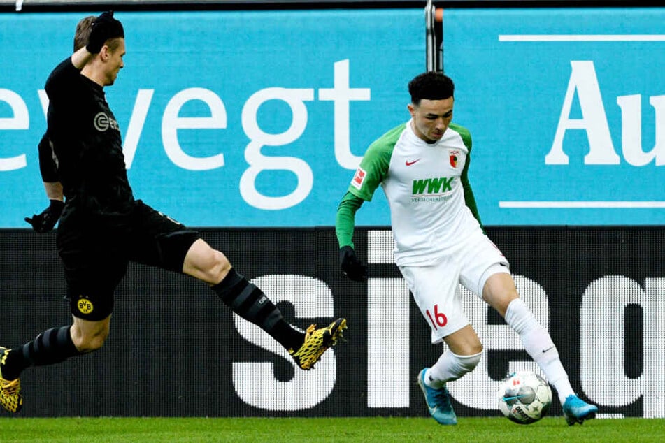 BVB-Routinier Lukasz Piszczek (l.) hatte immer wieder große Probleme mit dem wieselflinken FCA-Flügelflitzer Ruben Vargas, der auch das Führungstor klasse vorbereitete.