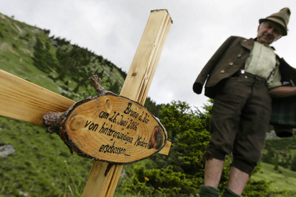 "Bruno d. Bär am 26. Juni 2006 von hintergründigen Mördern erschossen." Unbekannte haben eine Gedenktafel errichtet.