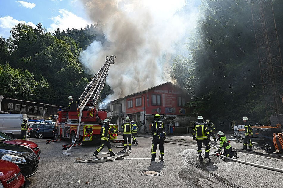 Die Autowerkstatt stand in Vollbrand.