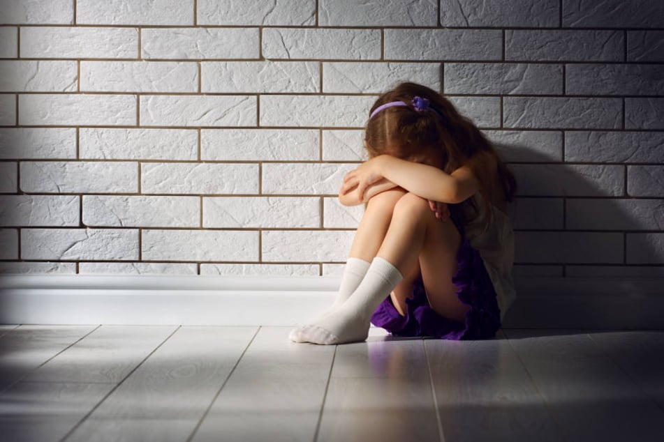 Elf Jahre ertrugen die Kinder den Missbrauch durch den Angeklagten. (Symbolbild)