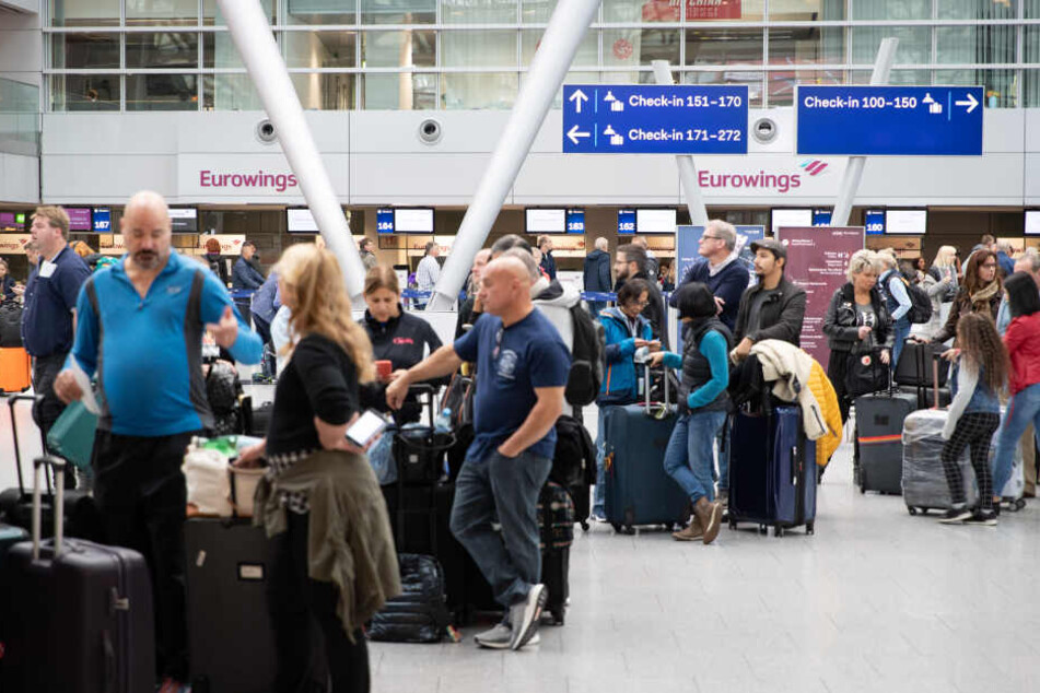 Reisende am Flughafen Düsseldorf am Sonntagmorgen.