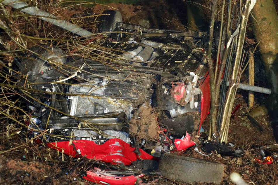 Der VW wurde bei dem Unfall komplett zerstört.