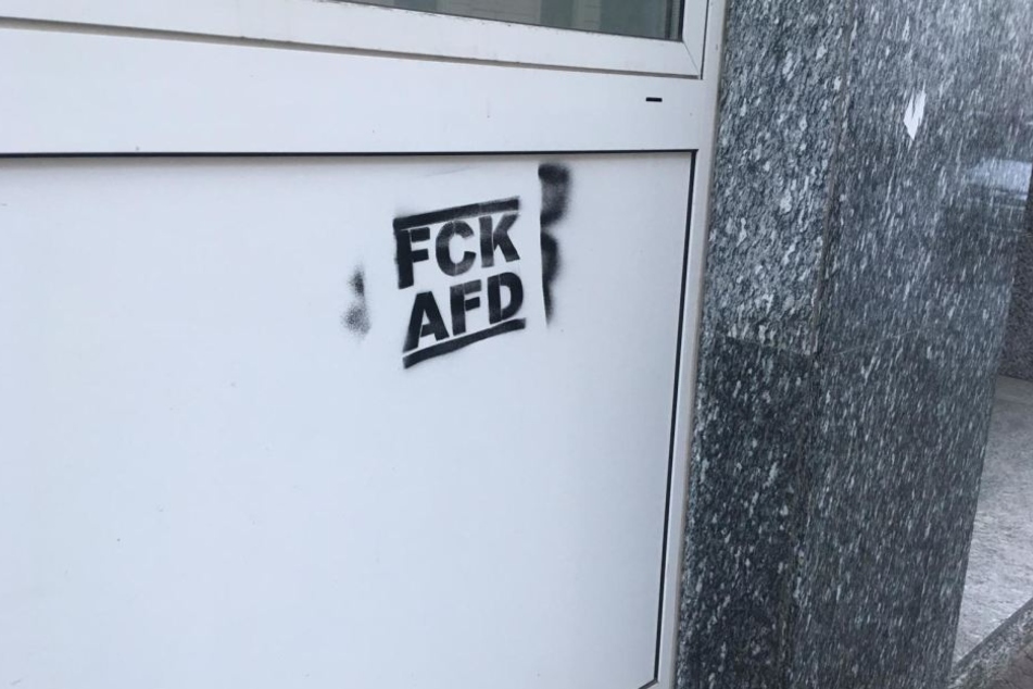 Mit einer Schablone wurde "FCK AFD" an das Gebäude gesprüht.