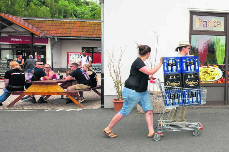 Pfiffige Aktion: Auch diese Supermarkt-Kundin karrte kistenweise Bier davon, damit Neonazis auf dem Trocknen sitzen bleiben.
