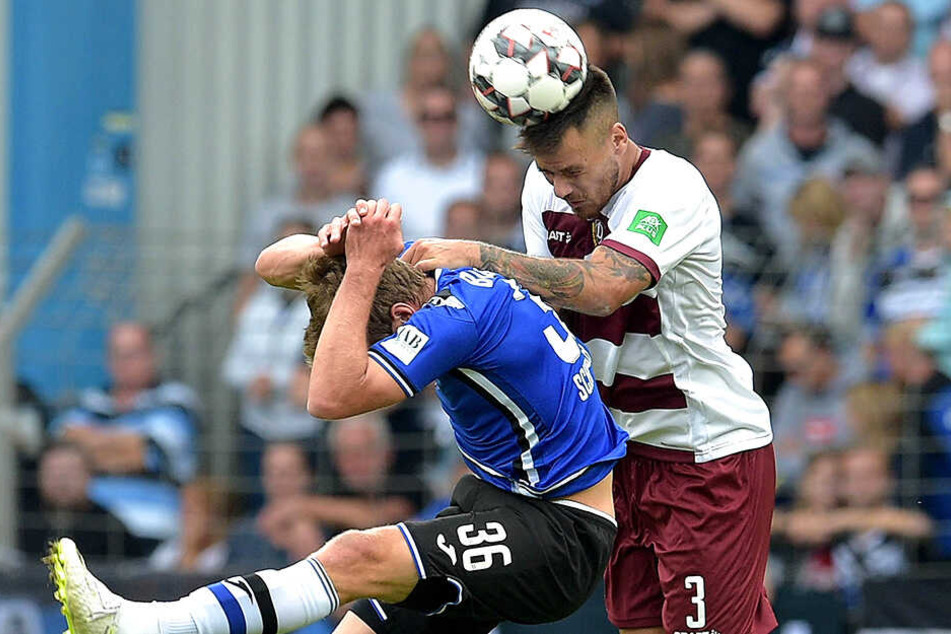 Alle Mann in Deckung! Wenn Dario Dumic (r.) zum Kopfball ansetzt, zieht auch Bielefelds Sven Schipplock lieber zurück.