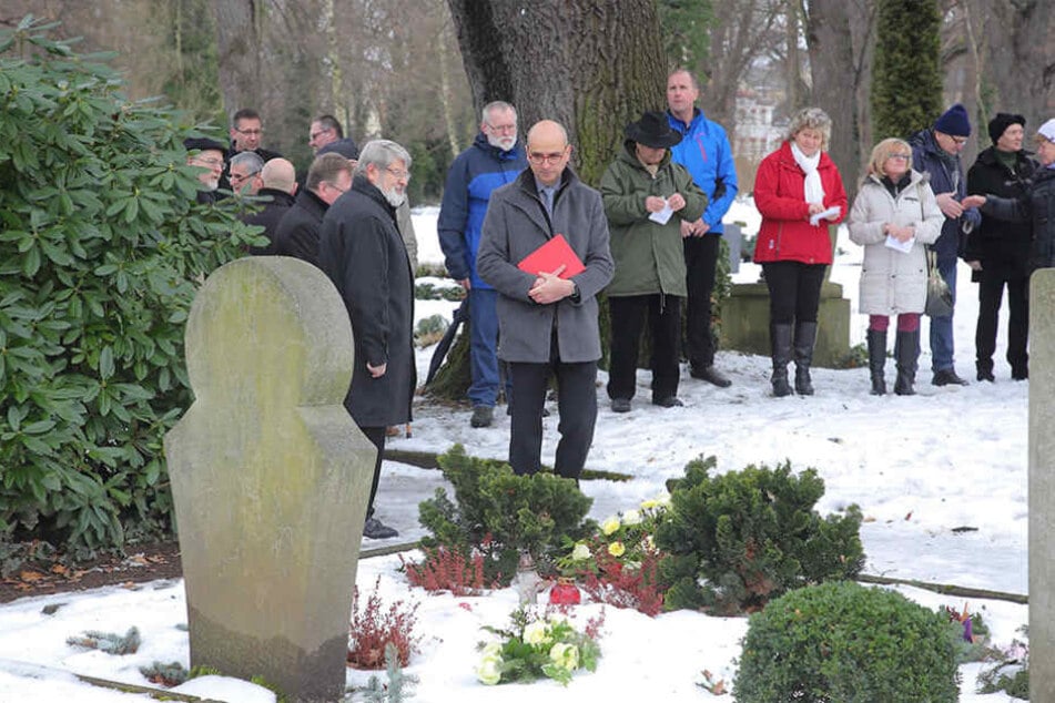 Am Grab des ermordeten Ehepaares 
Adolph erwiesen zahlreiche Gäste ihnen die letzte Ehre.