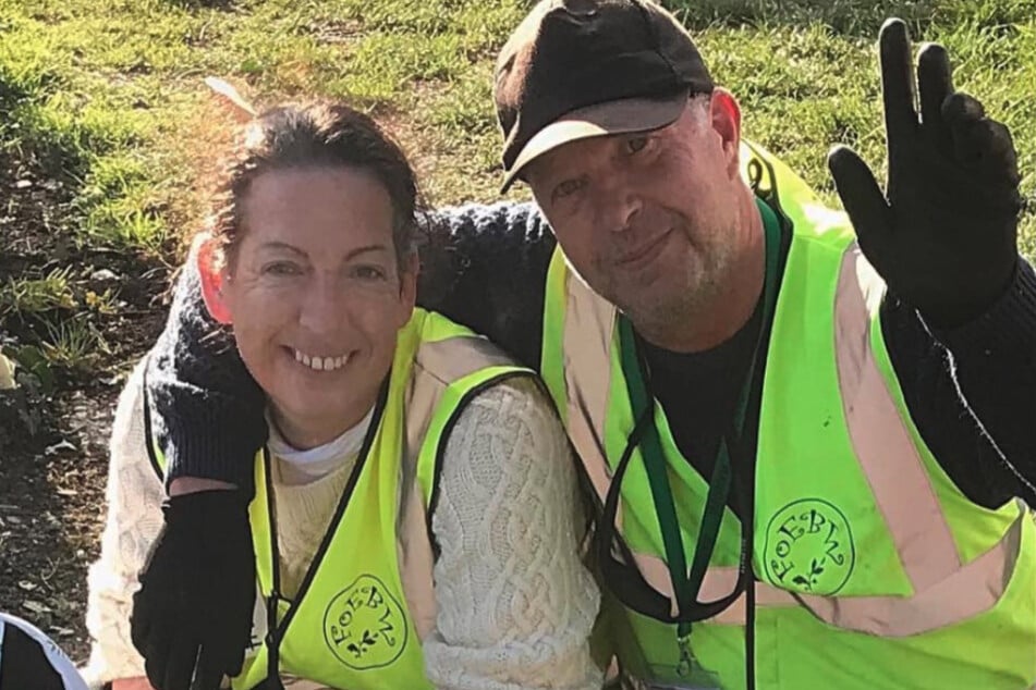 Sarah musste mit ihrem Mann in das Haus ihrer Mutter ziehen, um sich betreuen lassen zu können.