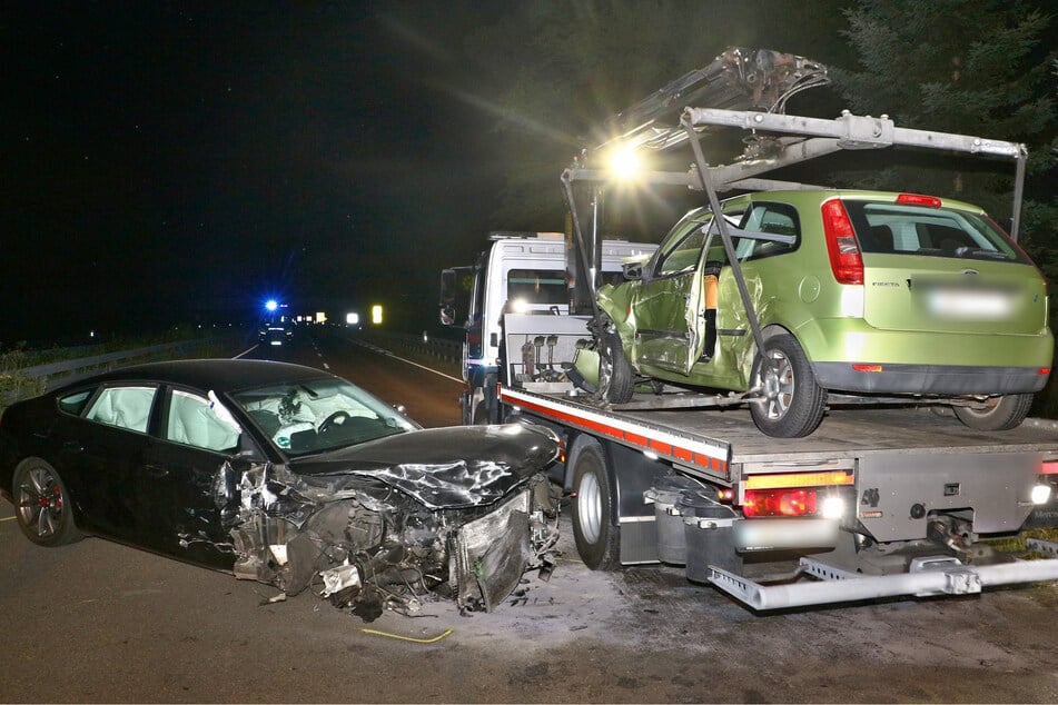 Die nicht mehr fahrbereiten Unfallfahrzeuge mussten abgeschleppt werden.