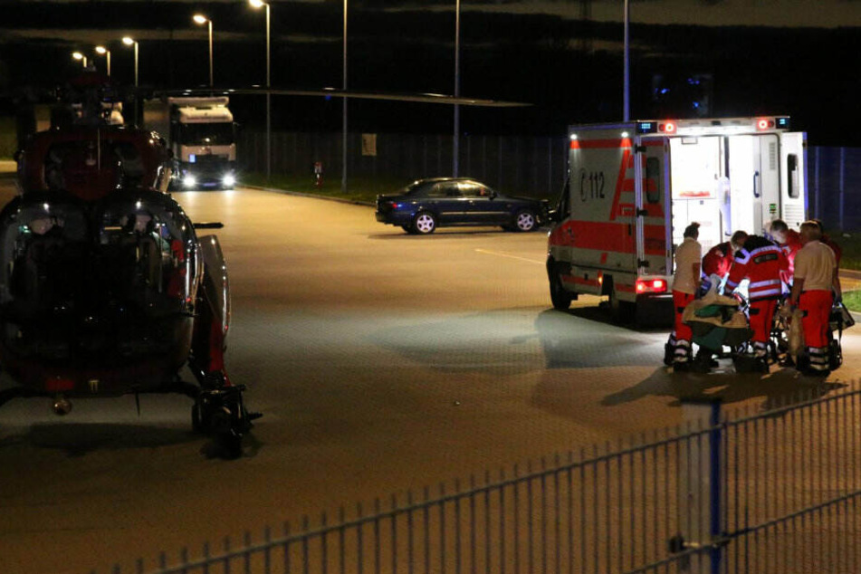 Rettungskräfte kümmern sich um den Schwerverletzten.
