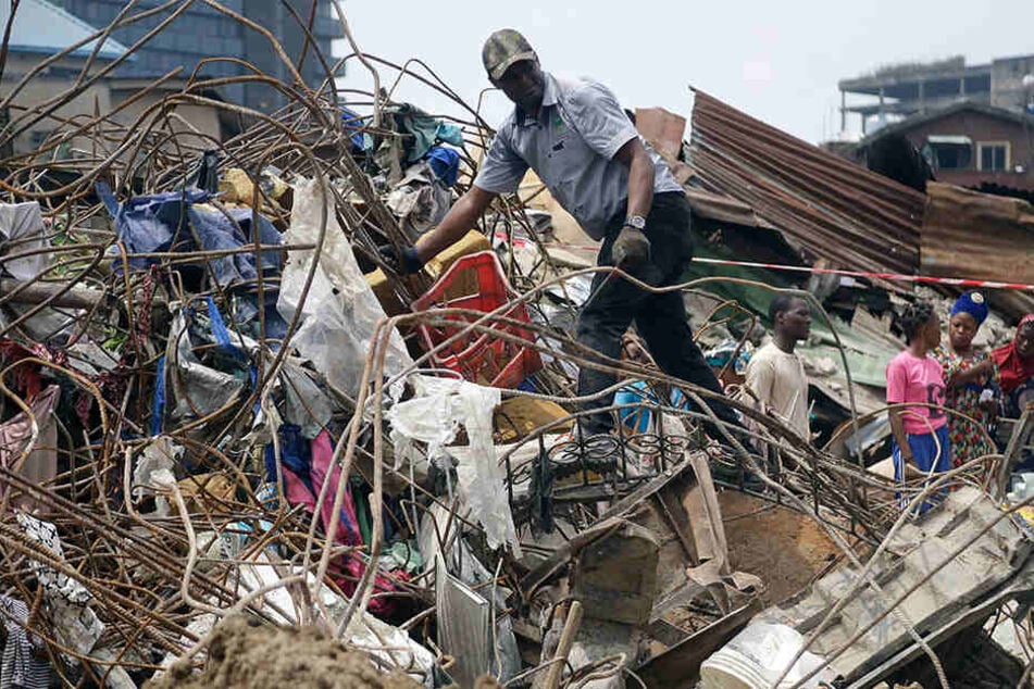 Bei dem Einsturz eines dreistöckigen Gebäudes in der nigerianischen Metropole Lagos sind mindestens acht Menschen ums Leben gekommen.