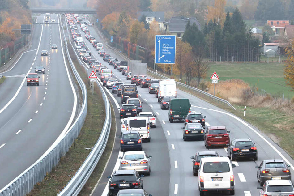 Auf der Autobahn staut sich der Verkehr.