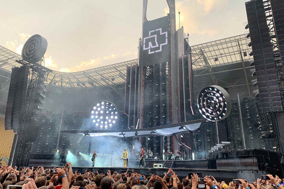 Mit einer einmaligen Bühnenshow rockte Rammstein auf ihrer Tournee das Rudolf-Harbig-Stadion in Dresden.