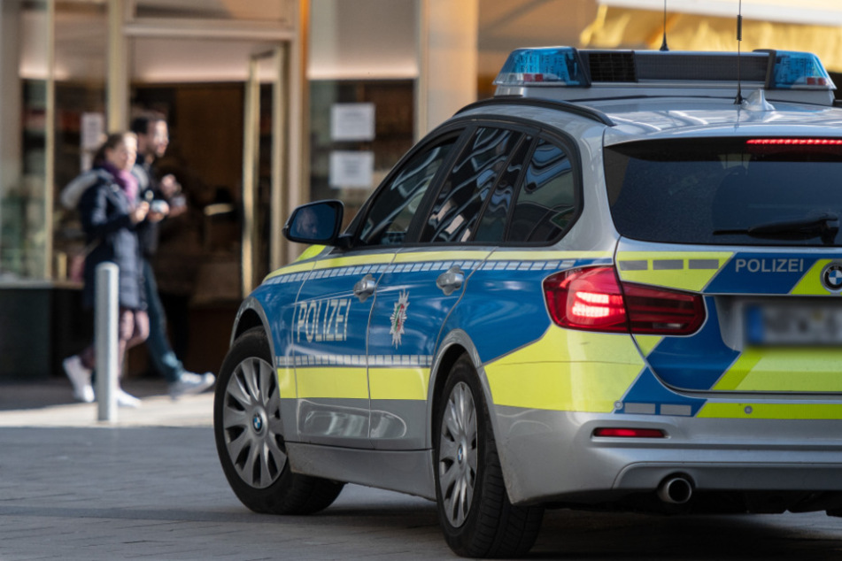 Ein Einsatzfahrzeug der Polizei krachte in parkende Autos. (Symbolbild)