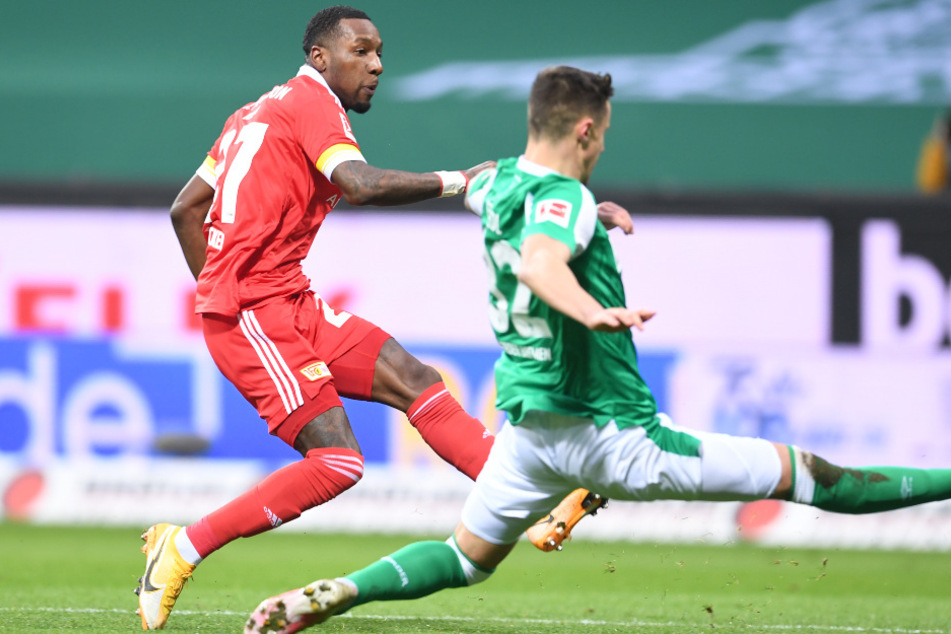 Unions Sheraldo Becker (l.) erzielt an Werders Marco Friedl vorbei das Tor zum 1:0 für die Köpenicker.