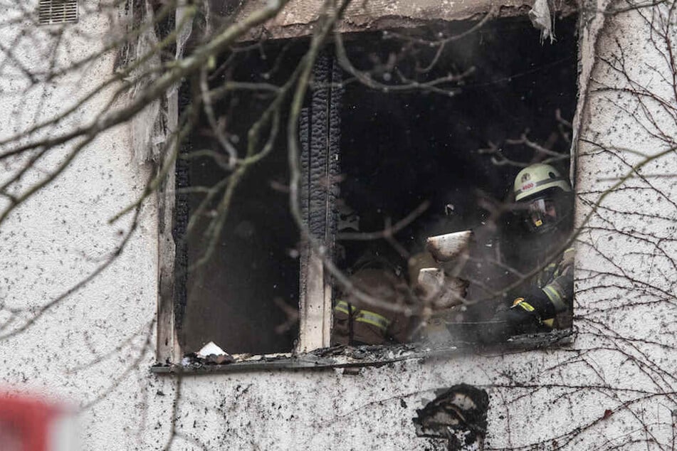 Feuerwehrmänner am Sonntagabend in der ausgebrannten Wohnung in Berlin-Zehlendorf.