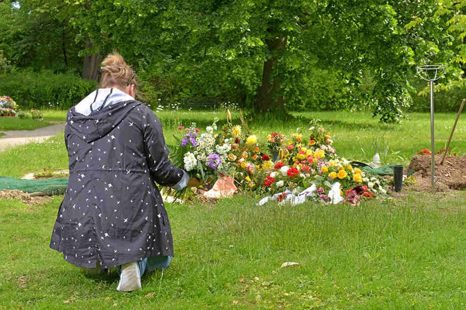Auf der Blümchenwiese des Städtischen Friedhofs Görlitz nimmt Yvonne H. Abschied von ihrer Großmutter.
