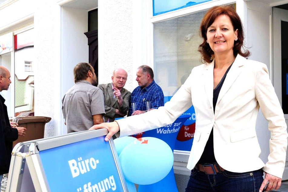 Die Landtagsabgeordneten unterhalten auch Bürger-Büros in den Wahlkreisen. Hier Andrea Kersten aus Mittweida (53, Blaue Partei) vor einem Büro in Limbach-Oberfrohna, das sie im Mai 2016 als damalige Abgeordnete der AfD eröffnete.