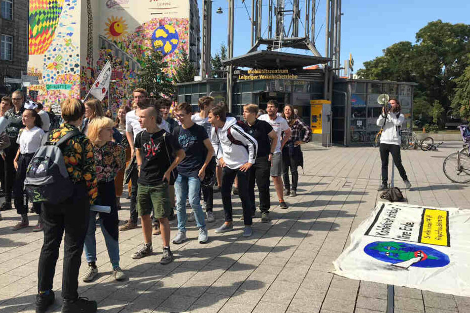 Leipziger Schüler versammelten sich am heutigen Freitagmittag zur Tanzdemo in der Innenstadt.