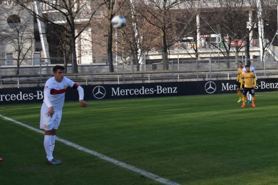 VfB-Kapitän Marc Oliver Kempf beim Einwurf im Test gegen Dynamo Dresden.