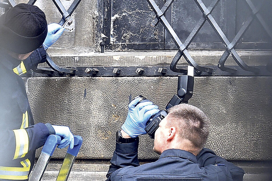 Die Kripo bei der Spurensicherung am Einbruchsfenster des Grünen Gewölbes im Dresdner Schloss.
