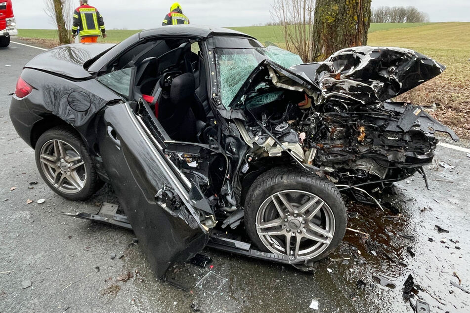Von dem schwarzen Mercedes SLC blieb nach dem folgenschweren Unfall auf der Kreisstraße KU21 in Bayern nur ein Wrack übrig.