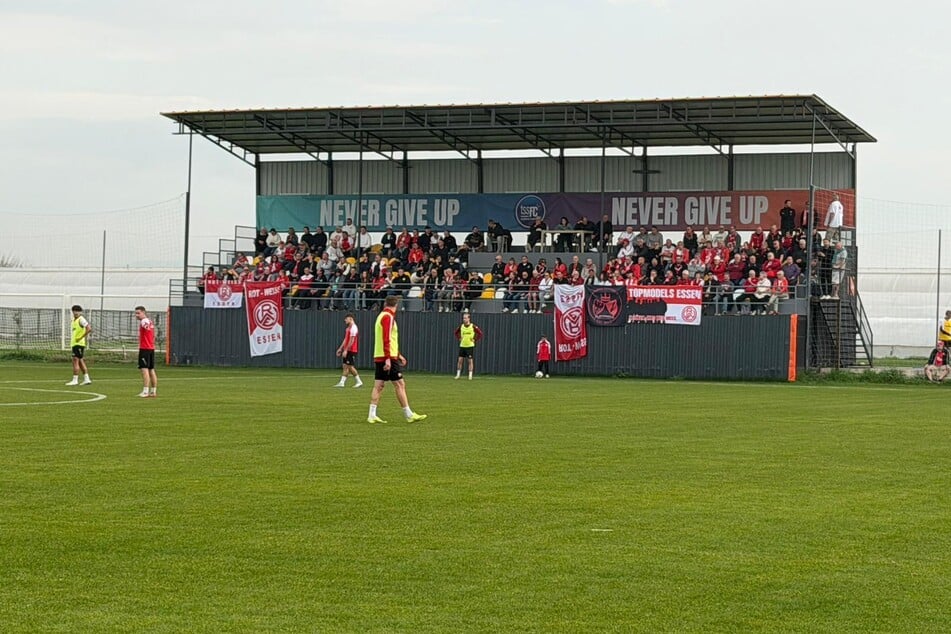 Rot-Weiss Essen brachte mehr Fans mit, erhielt daher Trainingsplatz 1 mit der großen Tribüne.