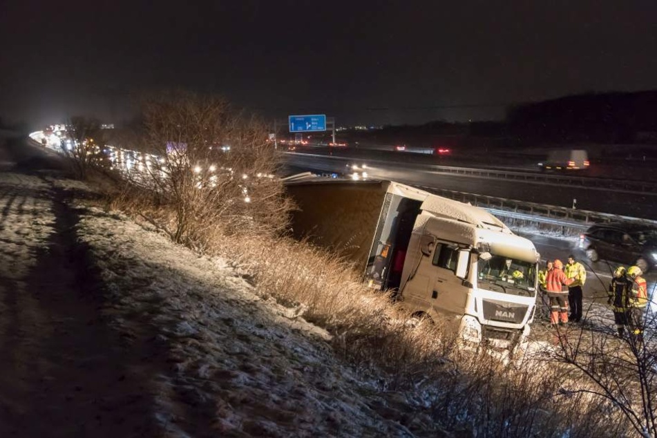 Auf der A4 kam ein polnischer LKW Fahrer von der winterglatten Fahrbahn ab.