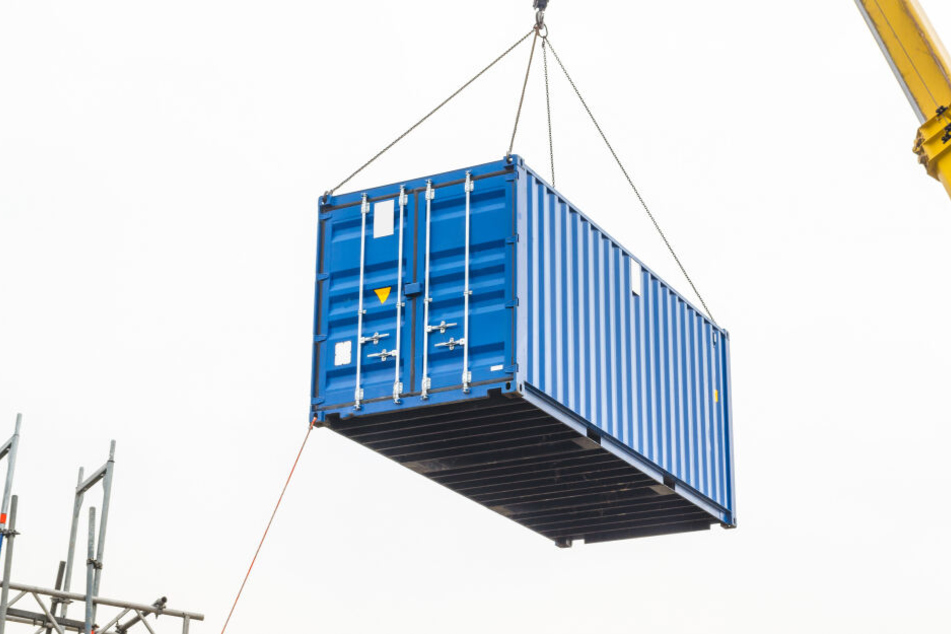 Der Arbeiter wurde zwischen Container und Kran eingeklemmt (Symbolbild).