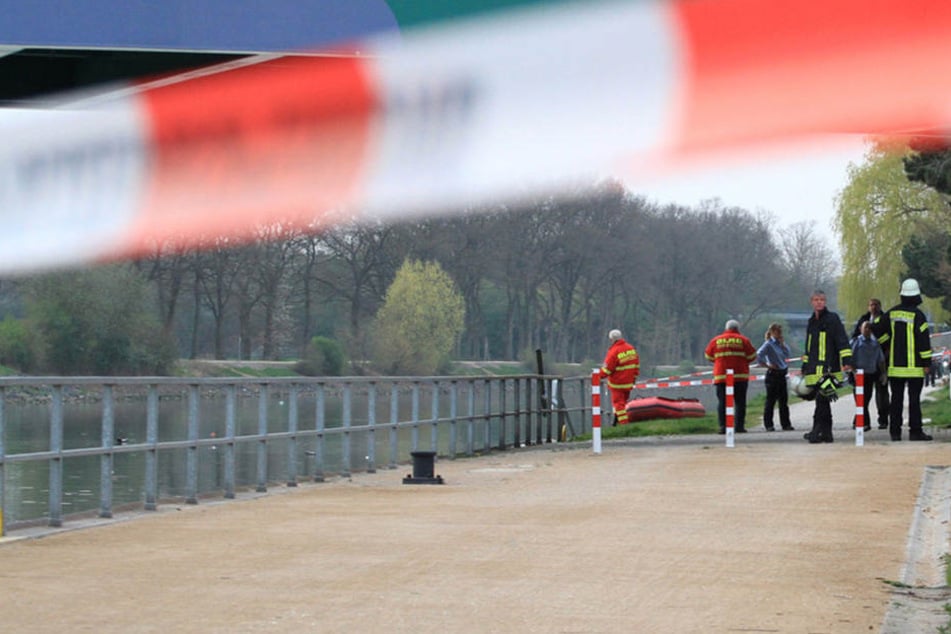 Ein Autofahrer ist mit seinem Fahrzeug in einen Kanal gestürzt. (Symbolbild)