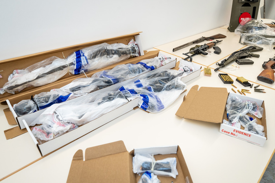 Beweismittel gegen Reichsbürger in Form von Waffen, die im April bei einem SEK-Einsatz in Boxberg sichergestellt wurden, liegen im Polizeipräsidium Heilbronn.