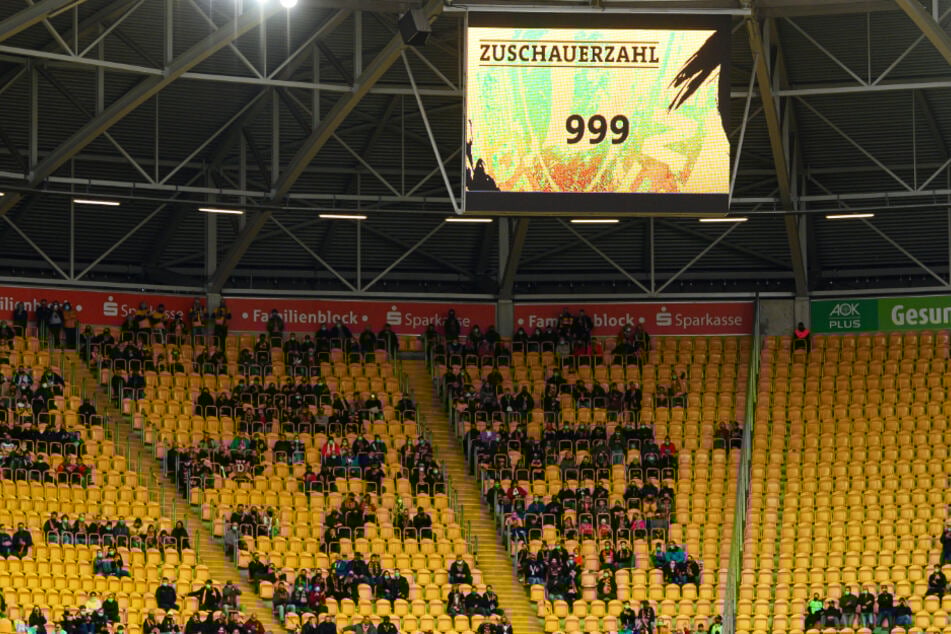 Nur 999 Zuschauer verloren sich im Harbig-Stadion - da konnte keine echte Derbystimmung aufkommen.