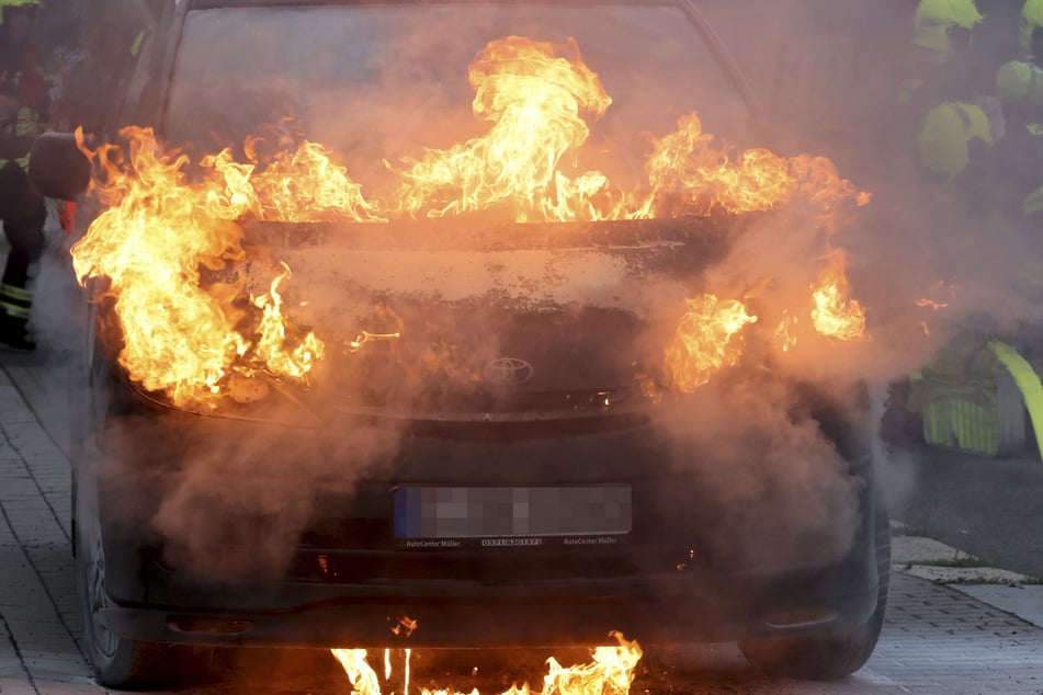 Der Motorraum des Toyotas brannte lichterloh.