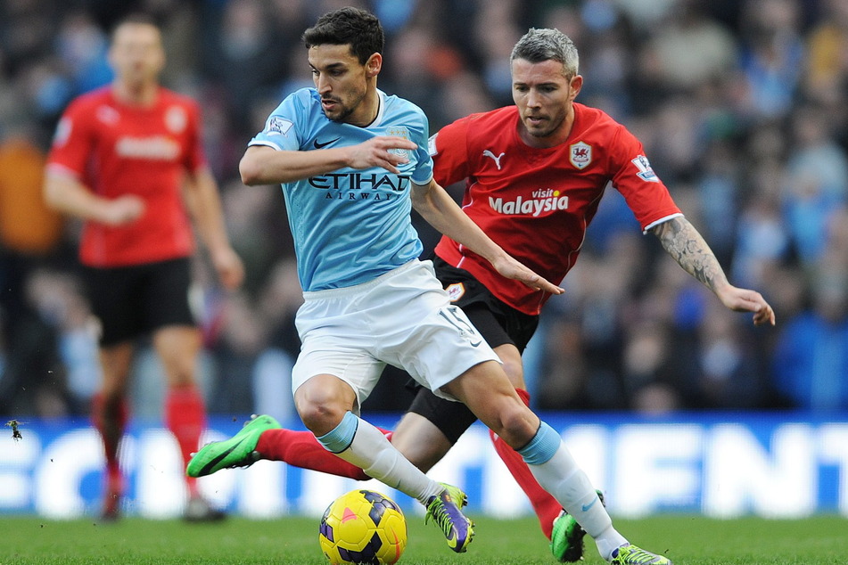 Im Januar 2014 traf Kevin McNaughton (39, r.) im Etihad Stadium auf Jesus Navas (36) und Manchester City. (Archivfoto)