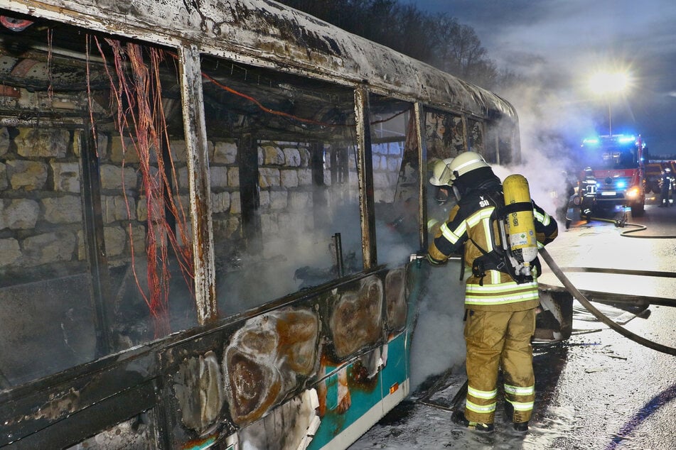 Der Bus brannte vollständig aus.