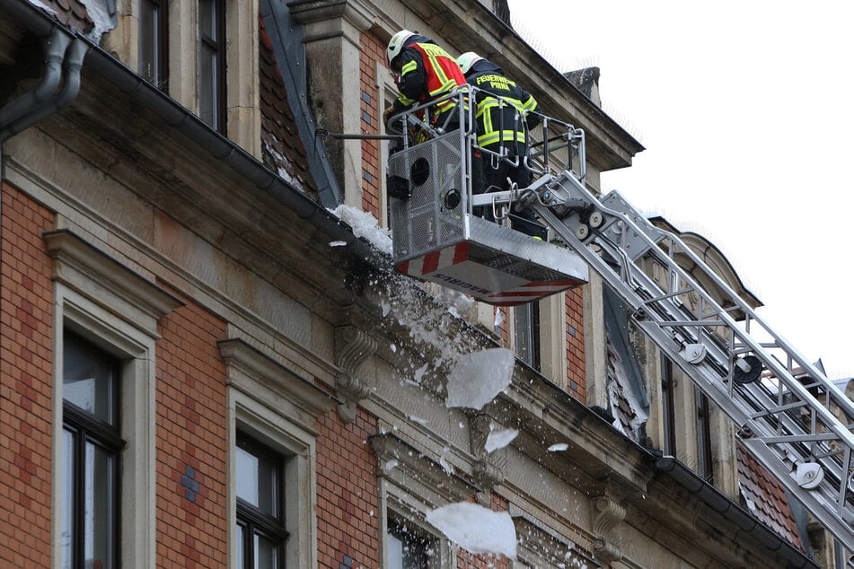 Mit einer Drehleiter stiegen die Feuerwehrleute nach oben und brachten die Eisbrocken kontrolliert zum Absturz.