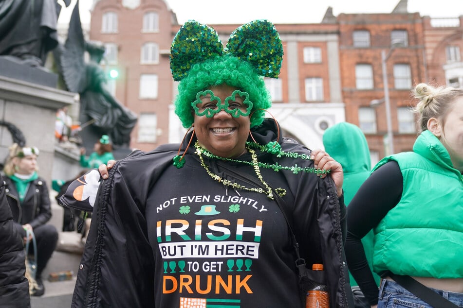 "Kein bisschen irisch, aber ich bin hier um mich zu betrinken", ist auf dem Shirt dieser Feiernden zu lesen.