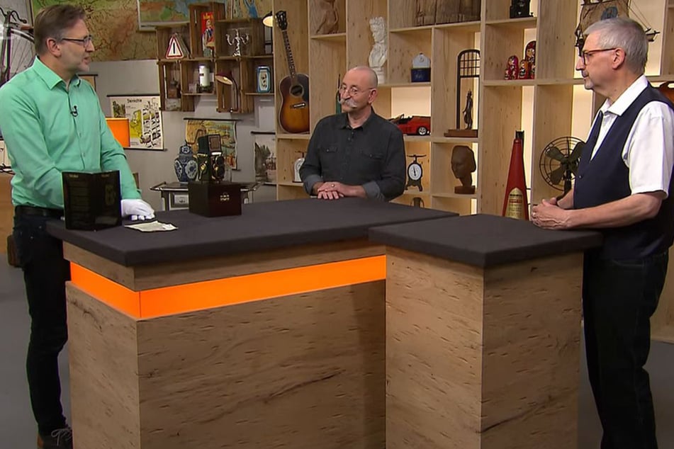 Herbert Koers (67) aus Itterbeck möchte bei "Bares für Rares" eine alte Kamera verkaufen.