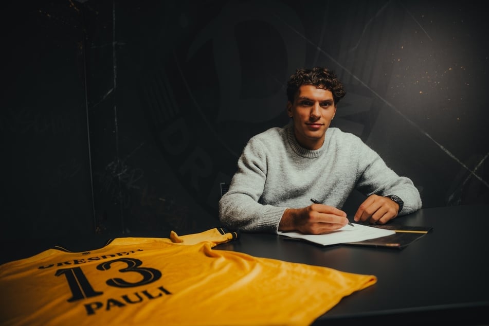Julian Pauli (20) bei seiner Unterschrift in Dresden. Er soll die Defensive verstärken.