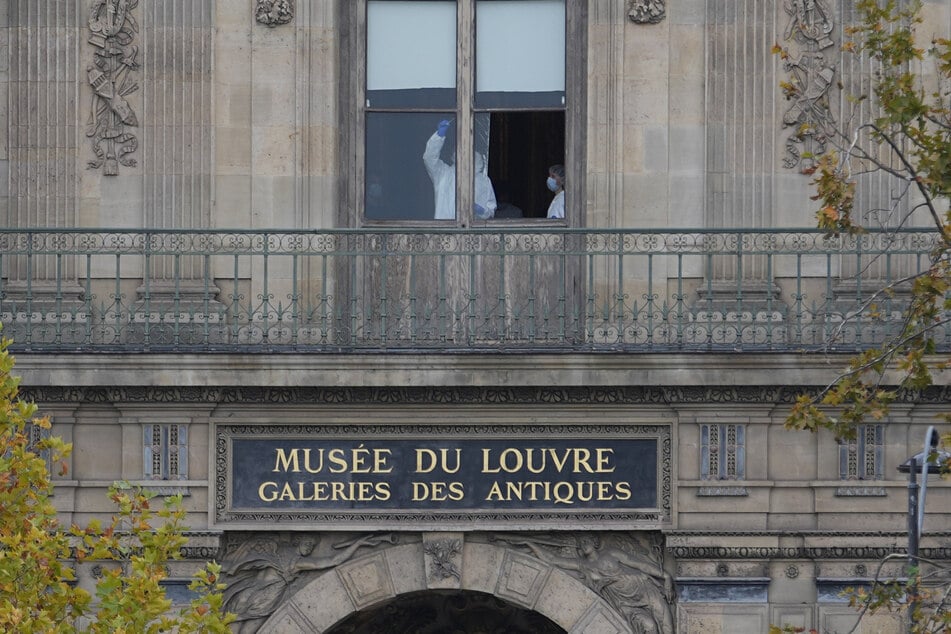 Blick auf das Fenster, durch das die Diebe in das Louvre-Museum einbrachen.