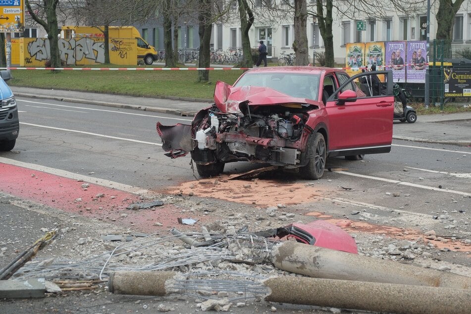 Wie schwer der Crash gewesen sein muss, ist deutlich an dem Auto zu erkennen.