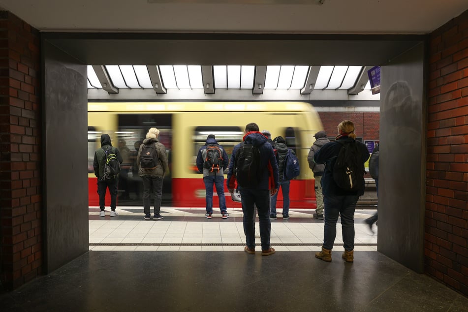 Reisende und Pendler müssen wieder geduldig sein. (Symbolbild)