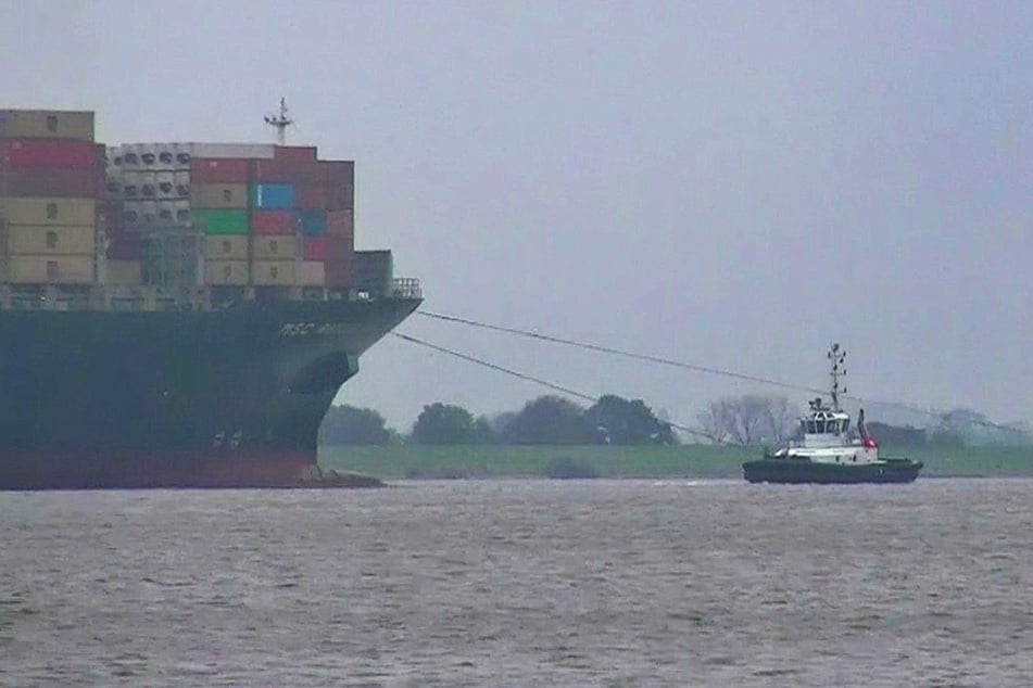 Havariertes Containerschiff blockiert Elbe