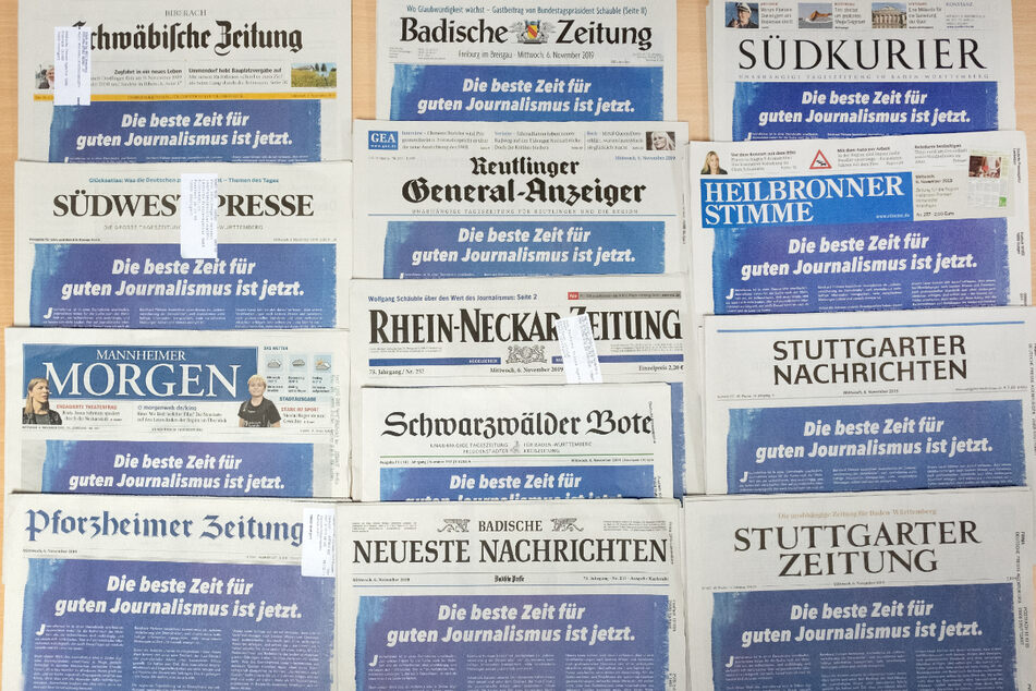 13 Tageszeitungen aus Baden-Württemberg liegen angeordnet auf einem Tisch. Der Verband Südwestdeutscher Zeitungsverleger (VSZV) trifft sich am 13. Juli zu seiner Jahrestagung in Stuttgart und berät unter anderem über die Einrichtung einer Medien-Akademie.